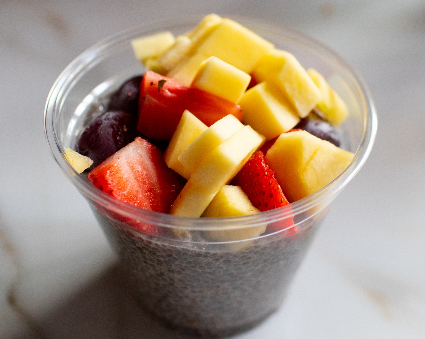 Budinca vegana de chia cu fructe