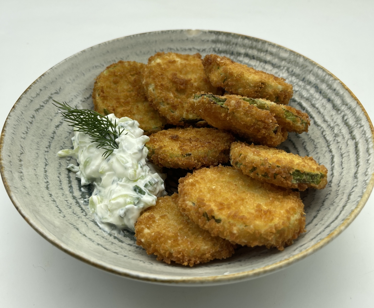 Dovlecei prajiti in panko si tzatziki