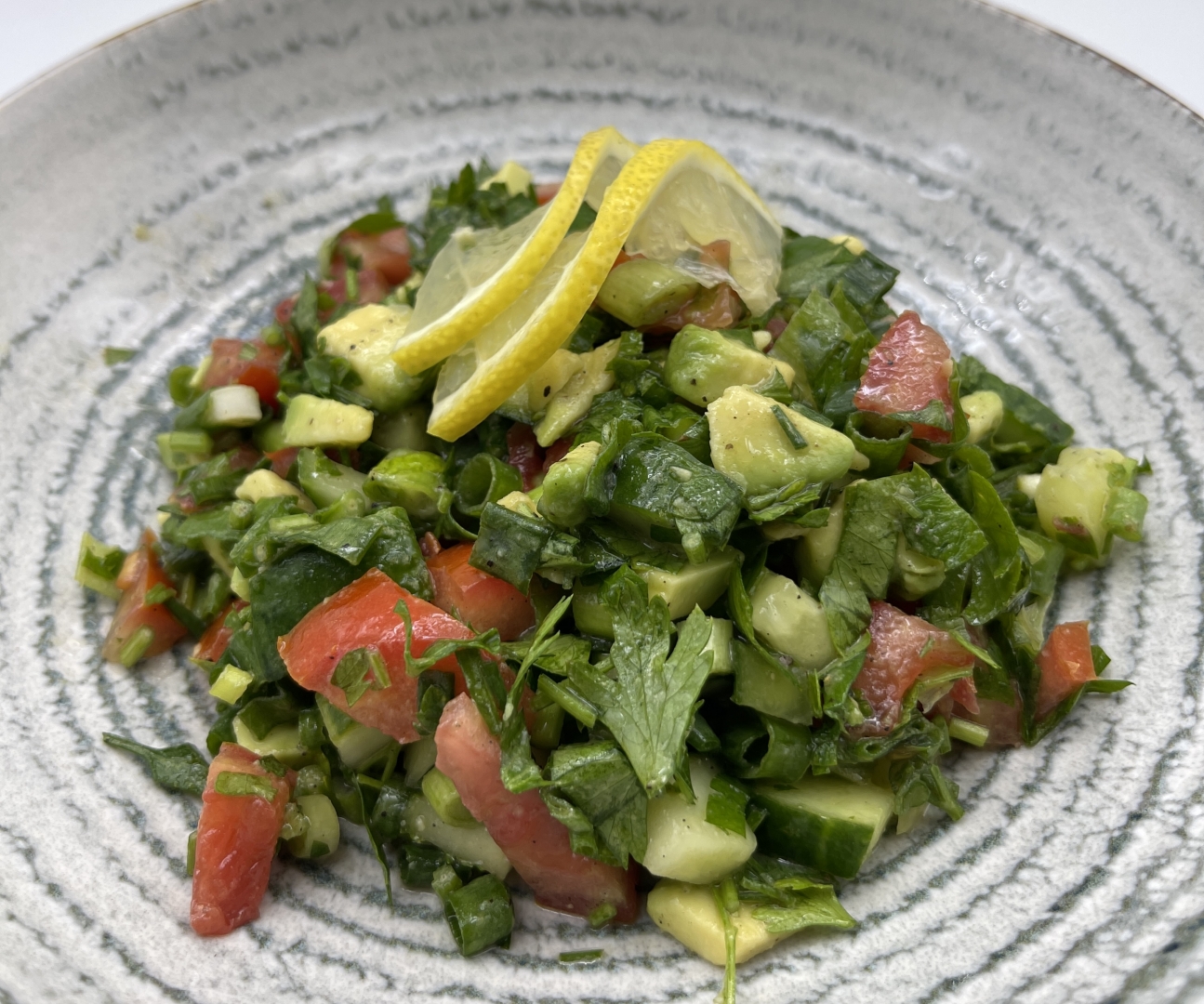 Salsa de avocado cu rosii,castraveti si ceapa verde